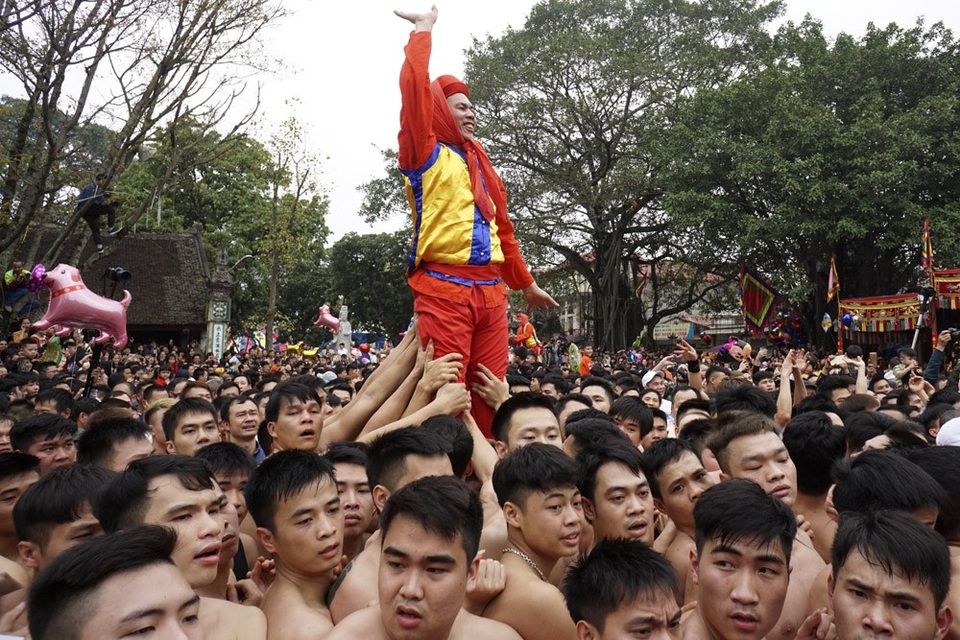 Đầu xuân vạn người trẩy hội rước pháo khổng lồ tại Đồng Kỵ - 11 Đây là màn phối hợp vô cùng đặc sắc giữa điệu múa kỳ lạ của 4 quan đám và khí thế hừng hực của hàng trăm tráng đinh khỏe mạnh mình trần.