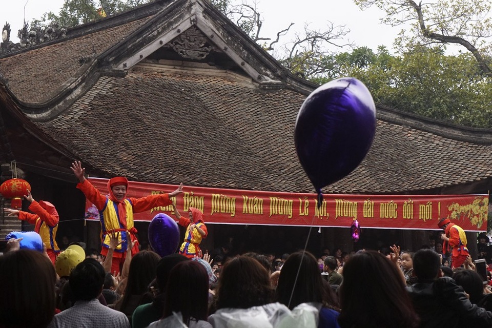 Đầu xuân vạn người trẩy hội rước pháo khổng lồ tại Đồng Kỵ - 12 Tương truyền điệu múa của quan đám mô phỏng hành động dẫn quân đánh giặc của cha ông xưa kia, màn xô quan đám khí thế này cũng là phần kết thúc lễ hội.