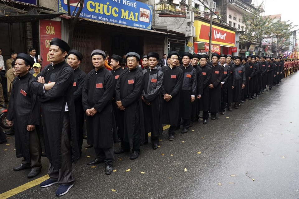Đầu xuân vạn người trẩy hội rước pháo khổng lồ tại Đồng Kỵ - 3
Trong khi đó các ông đám có 88 người, tổng cộng là 160 ông đám bà đám trong đám rước pháo về đình làng Đồng Kỵ.