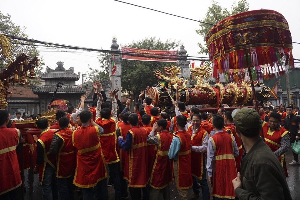 Đầu xuân vạn người trẩy hội rước pháo khổng lồ tại Đồng Kỵ - 4 Có 2 quả pháo (tượng trưng) khổng lồ được hàng trăm tráng đinh rước trên vai trên đoạn đường dài khoảng 2 km để về đình làng, vừa đi vừa hò reo vang động.