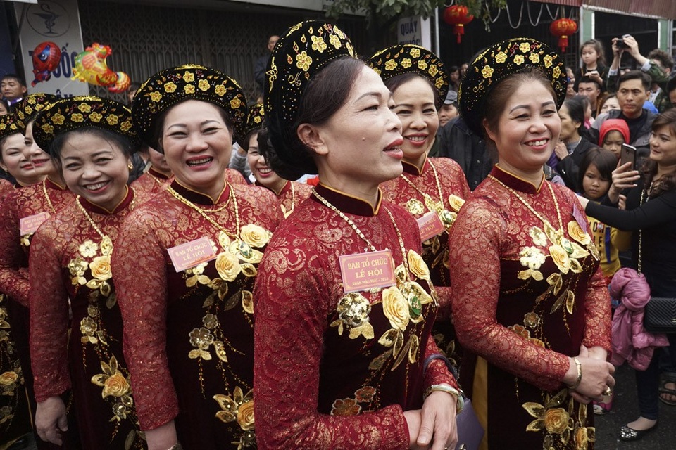 Đầu xuân vạn người trẩy hội rước pháo khổng lồ tại Đồng Kỵ - 2 Có tất cả 72 bà đám, đồng đều tuổi 51, tiêu chuẩn để được làm bà đám là có gia đình ấm êm hạnh phúc, không có chuyện gì xảy ra trong năm.