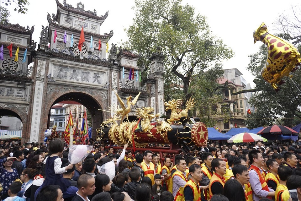 Đầu xuân vạn người trẩy hội rước pháo khổng lồ tại Đồng Kỵ - 7 Đoạn đường khoảng 2km nhưng phải mất 2 giờ đồng hồ đoàn rước mới về đến đình làng Đồng Kỵ. Tại đây các thủ tục tế lễ được bắt đầu với những nghi thức truyền thống rất trang trọng và uy nghi.