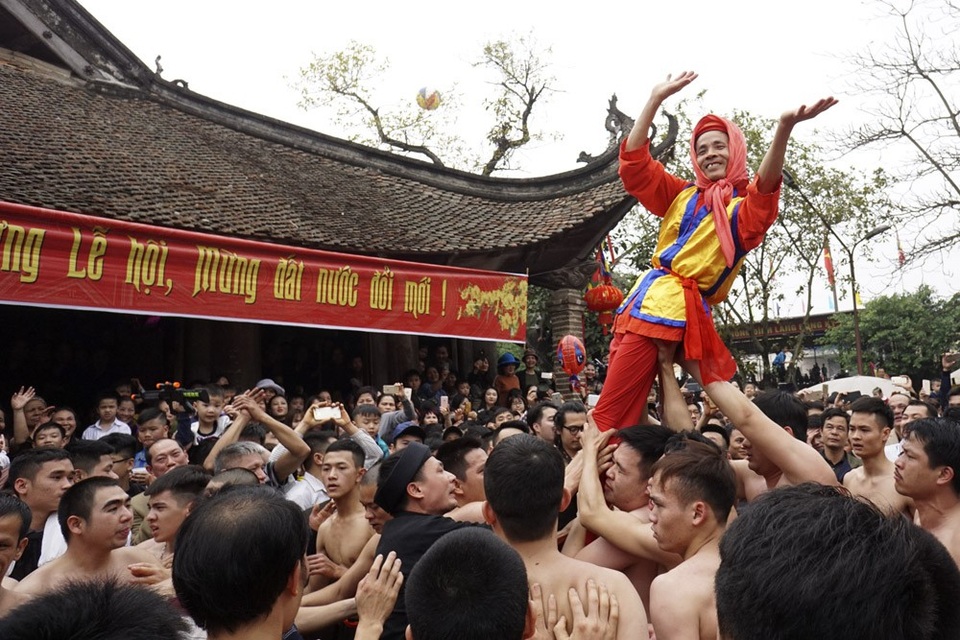Đầu xuân vạn người trẩy hội rước pháo khổng lồ tại Đồng Kỵ - 8 Khi các nghi thức tết lễ vừa xong, lập tức 4 ông quan đám được tráng đinh kiệu lên vai lôi tuột từ trong đình ra sân bắt đầu màn xô quan đám.