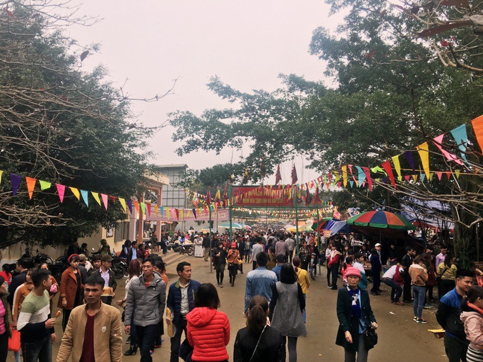 Dọc từ ngoài vào đến trong chùa như một biển người đến dâng hương và thưởng ngoạn cảnh chùa.