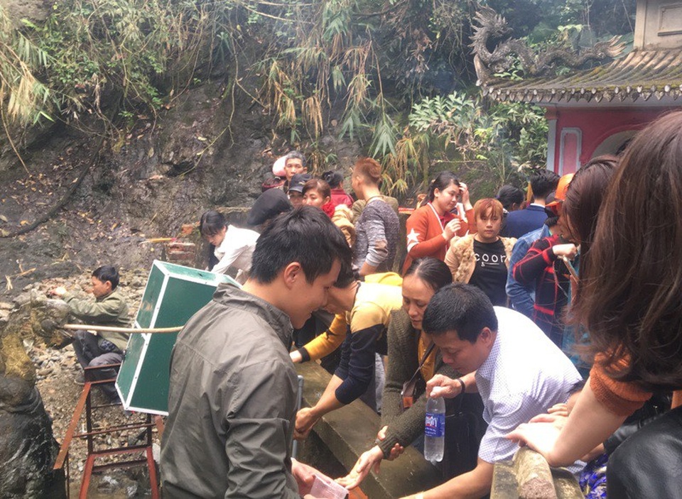 Mặc dù ban quản lý chùa đã xây dựng hệ thống ống nước ra san khu vực lan can, nhưng vẫn có người thiếu ý thức nhảy vào phía trong để rửa mặt, rửa tay.