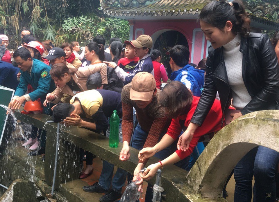 Khu vực phía sau đền Thượng luôn chật cứng người đến xin nước.