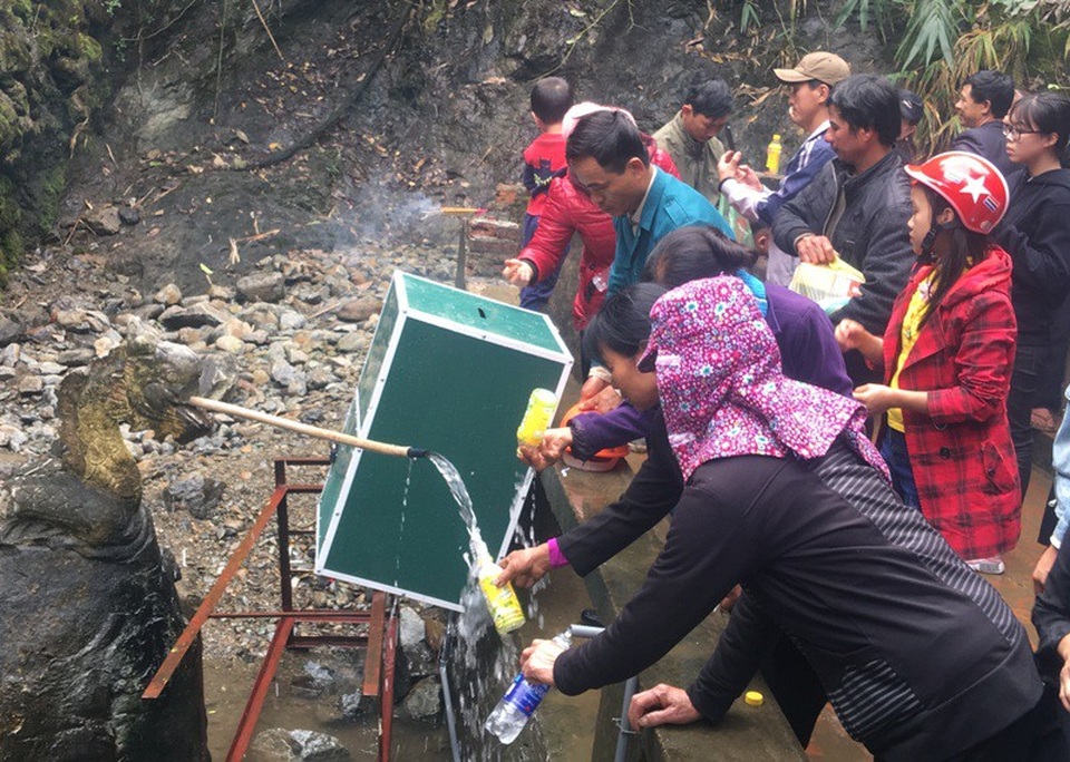 Dùng chai lọ để lấy nước thánh mang về nhà.