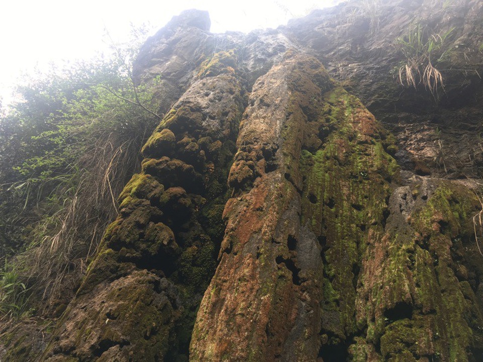 Na Sơn vốn là đỉnh cao nhất trong dãy núi Nưa, điều đặc biệt là từ trên đỉnh núi cao có một mạch nước ngầm trào tuôn trong vắt, mát rượi chảy xuống núi từ phía sau đền Thượng. Du khách đến dâng hương và thưởng ngoạn cảnh chùa thường lấy nước về nhà xem đây là nước lộc. Năm nay, dòng nước được ngăn lại cho vào hệ thống ống ngầm để tránh người dân nhảy vào khu vực mó để lấy nước.