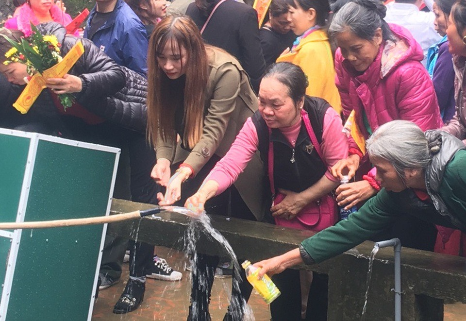 Năm nay, dòng nước từ đỉnh núi Nưa đổ xuống khu vực phía sau đền Thượng được đưa vào hệ thống vòi ra sát khu vực lan can để người dân và du khách thuận lợi hơn trong việc lấy nước thánh.