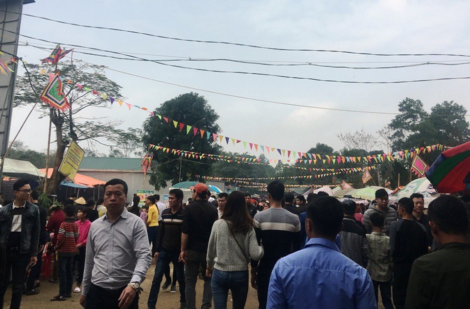 Hằng năm cứ vào mùa xuân bắt đầu từ ngày mùng 1 đến ngày 16 tháng 2 âm lịch và mùng 1 đến 16 tháng 8 âm lịch, người dân và du khách thập phương lại trở về vừa để thắp hương tưởng nhớ những người có công và cầu may cầu cho một năm mới nhiều may mắn, mùa màng tốt tươi, nhân khang vật thịnh, gia đình khoẻ mạnh.