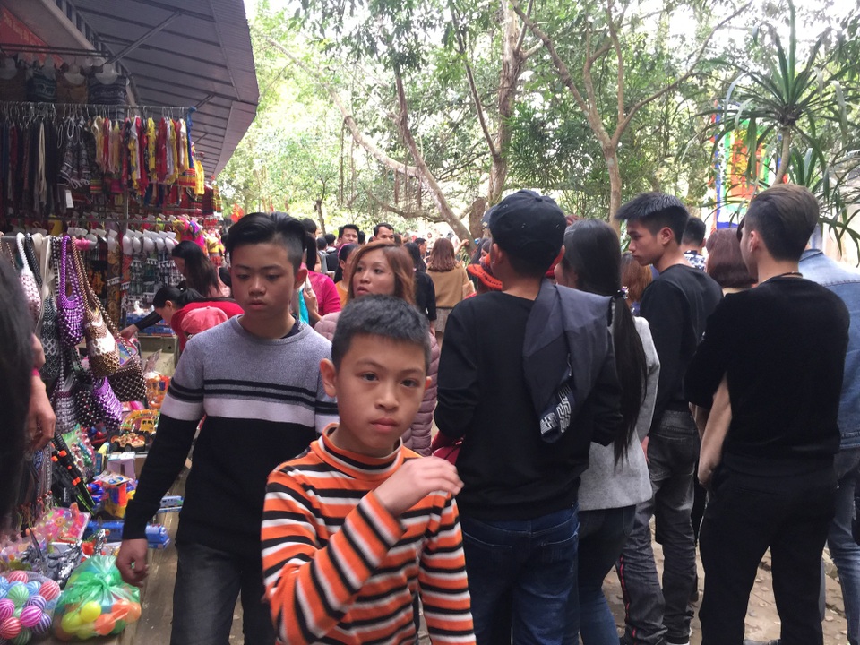 Mướt mồ hôi chen chân đi xem "cá thần" - 8
Không ít du khách tỏ ra mệt mỏi.