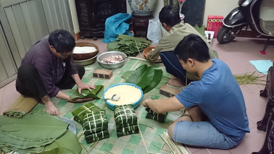 
Phong tục gói bánh chưng ngày Tết được nhiều gia đình Hà Nội khôi phục lại. Ảnh minh họa
