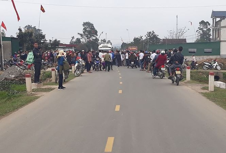 
Người dân tập trung phản đối lực lượng chức năng thực nghiệm hiện trường
