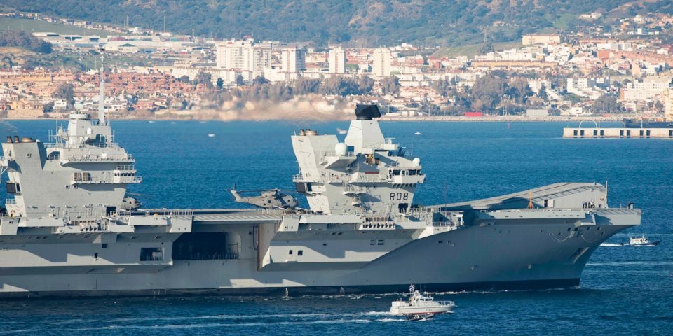 Được biên chế năm 2017, HMS Queen Elizabeth là tàu sân bay mới nhất của Hải quân Hoàng gia Anh và là một trong những tàu sân bay mới nhất trên thế giới. HMS Queen Elizabeth hiện là tàu sân bay duy nhất đang hoạt động của Anh, trong khi HMS Prince of Wales, tàu sân bay lớp Queen Elizabeth thứ hai, vẫn đang trong quá trình sản xuất. HMS Queen Elizabeth có thể mang theo tới 40 máy bay, trong đó F-35 được cho là đóng vai trò chủ đạo. (Ảnh: AP)