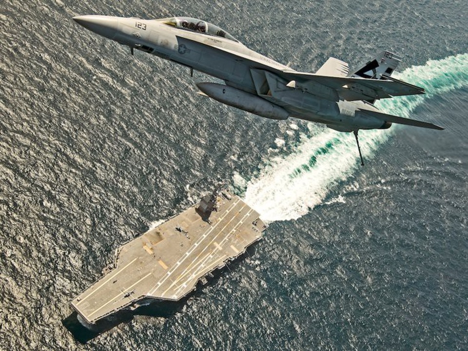 Được biên chế năm 2017, USS Gerald R. Ford không chỉ là tàu sân bay mới nhất của Hải quân Mỹ mà còn là tàu sân bay lớp Ford đầu tiên. Hiện USS Gerald R. Ford vẫn đang ở giai đoạn thử nghiệm, nhưng sau khi đi vào hoạt động (dự kiến trước năm 2022), tàu sân bay này dự kiến sẽ mang hơn 75 máy bay, chủ yếu là F-35C. Do là tàu sân bay mới nhất nên USS Gerald R. Ford được tích hợp nhiều loại vũ khí và công nghệ mới, trong đó có hệ thống phóng điện từ. (Ảnh: Hải quân Mỹ)