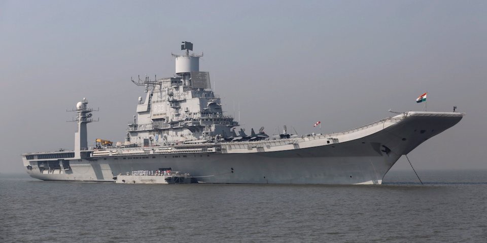 INS Vikramaditya là tàu sân bay duy nhất của Ấn Độ và được nâng cấp từ sân bay lớp Kiev. INS Vikramaditya ban đầu là tàu sân bay của Liên Xô và được Ấn Độ mua lại từ năm 2004 với giá 2,35 tỷ USD. Sau quá trình nâng cấp, INS Vikramaditya chính thức được Hải quân Ấn Độ đưa vào hoạt động đầy đủ từ năm 2013. Tàu sân bay này có thể mang 36 máy bay và là tàu đầu tiên của Ấn Độ có cây rút tiền tự động (ATM) trên boong. (Ảnh: Reuters)