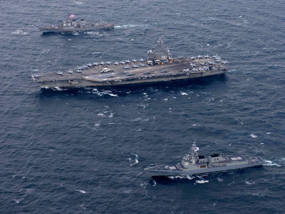 Tàu sân bay USS Ronald Reagan của Mỹ đang đồn trú tại căn cứ hải quân Yokosuka ở Nhật Bản và có sức chứa 90 máy bay. Ngoài tham gia các chiến dịch tại Iraq, USS Ronald Reagan cũng chở hàng cứu trợ cho Nhật Bản sau thảm họa động đất và sóng thần và cứu trợ cho Philippines sau bão Fengshen. Tàu sân bay này cũng tham gia nhiều cuộc tập trận ở châu Á từ sau khi được triển khai tới Nhật Bản. (Ảnh: AP)