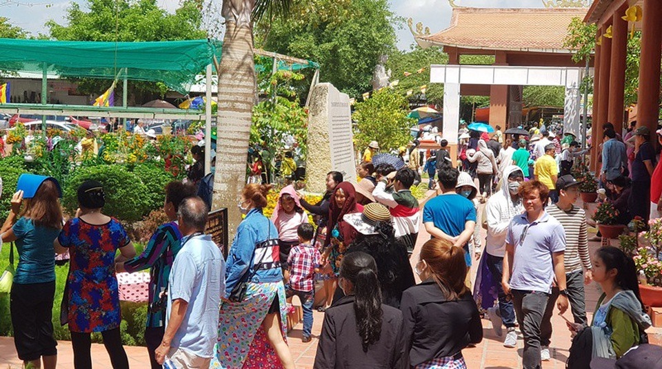 
Dù giữa trưa cái nắng phương Nam như thiêu đốt nhưng ở Thiền viện Trúc Lâm Phương Nam (Cần Thơ) không còn một chỗ trống
