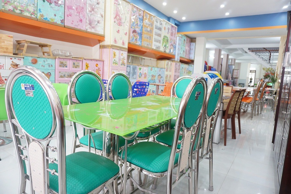 Nỗ lực đưa nửa triệu sản phẩm inox – nhựa “giá trị kép” phục vụ thị trường Tết 2018 - 2 Bộ bàn kiếng, ghế xếp nệm sang trọng, đẹp mắt cho không gian phòng khách ngày Tết thêm tươi mới