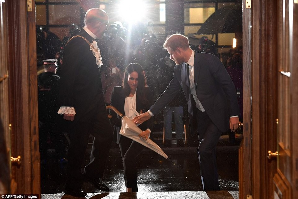 Công nương tương lai Meghan Markle liên tục được khen mặc đẹp - 2
Bạn trai hoàng gia chăm chút nữ diễn viên 36 tuổi từng ly từng tý