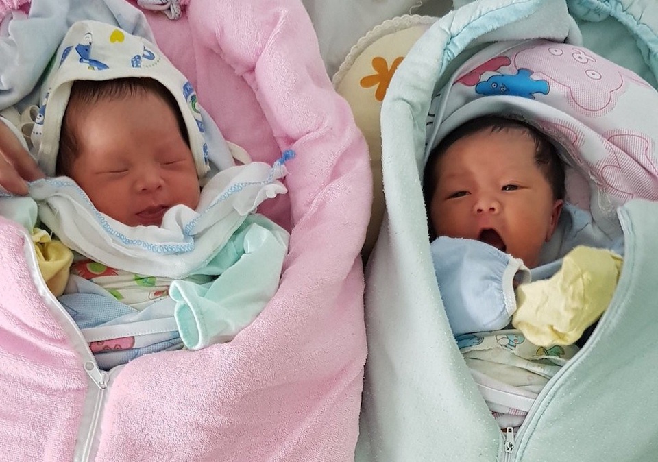 Hiếm gặp em bé chào đời trong bọc ối - 4
Hai em bé sinh đôi khỏe mạnh và phát triển bình thường.