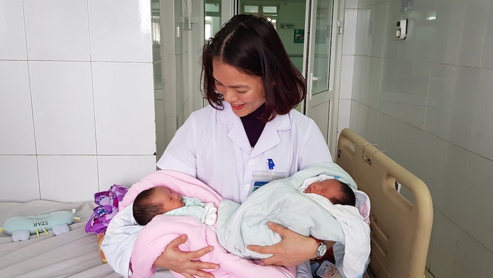 Hiếm gặp em bé chào đời trong bọc ối - 3 2 em bé khỏe mạnh được nữ y tá tại bệnh viện chăm sóc sau sinh.