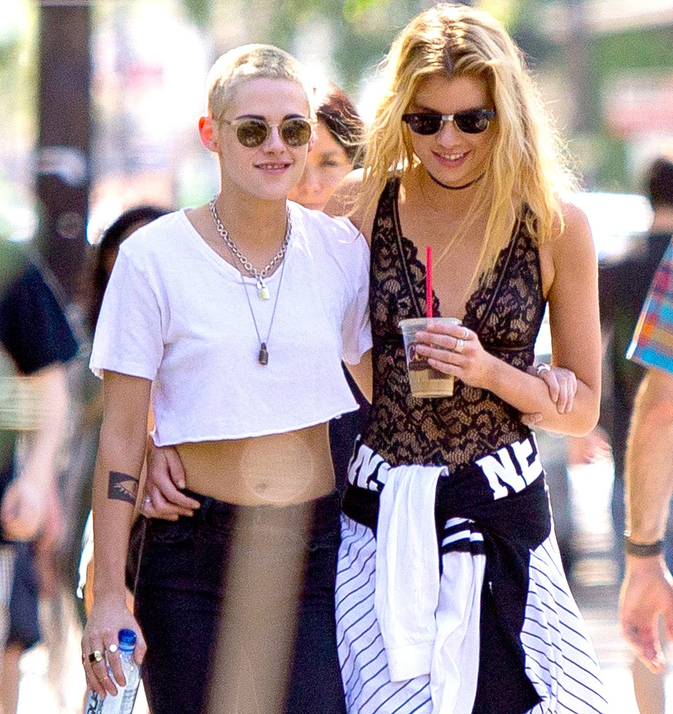 Kristen Stewart hạnh phúc bên người tình đồng giới - 4
Diễn viên Kristen Stewart và bạn gái - siêu mẫu Stella Maxwell hẹn hò từ tháng 12/2016