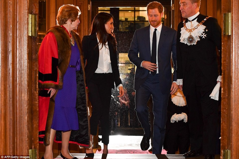 Công nương tương lai Meghan Markle liên tục được khen mặc đẹp - 5
Gu thời trang của nữ diễn viên từng qua một đời chồng được báo giới quan tâm từ khi chính thức công khai tình cảm với hoàng tử Anh Harry