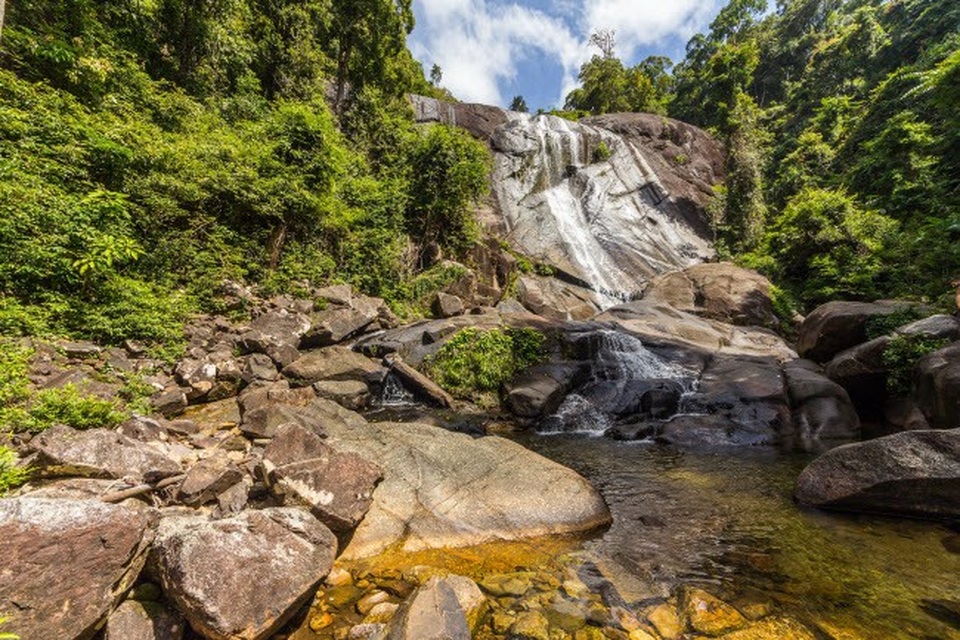 Đẹp mê mẩn những thác nước hùng vỹ nằm trong rừng sâu - 8 Thác nước Seven Wells ở Langkawi, Malaysia. Mẹ thiên nhiên ở đây còn tạo ra nhiều hồ bơi tự nhiên ngoài trời, thu hút rất đông du khách tới bơi lội.