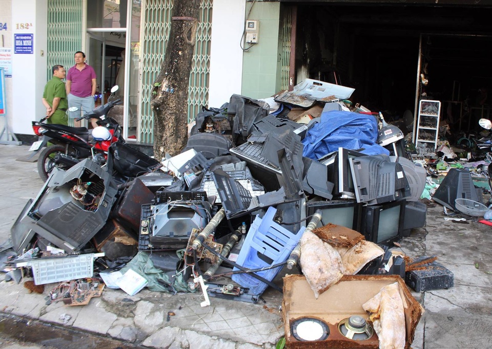 
Hàng hóa bên trong được sơ tán ra ngoài.
