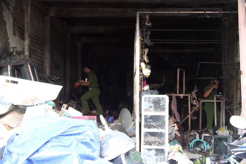 Lực lượng chức năng đang khám nghiệm hiện trường làm rõ nguyên nhân vụ việc