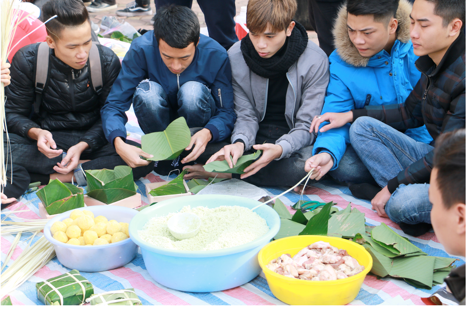Thầy trò trường ĐH Đại Nam gói gần 2.000 bánh chưng trao tặng người khó khăn - 2
Có những khuôn mặt lúng túng trong lần đầu gói bánh