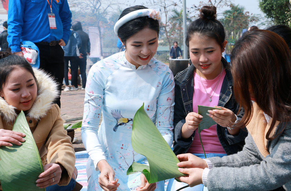 Thầy trò trường ĐH Đại Nam gói gần 2.000 bánh chưng trao tặng người khó khăn - 3
Năm nay, hoa hậu Ngọc Hân cũng đồng hành cùng Thầy trò Đại Nam trong chương trình ý nghĩa này