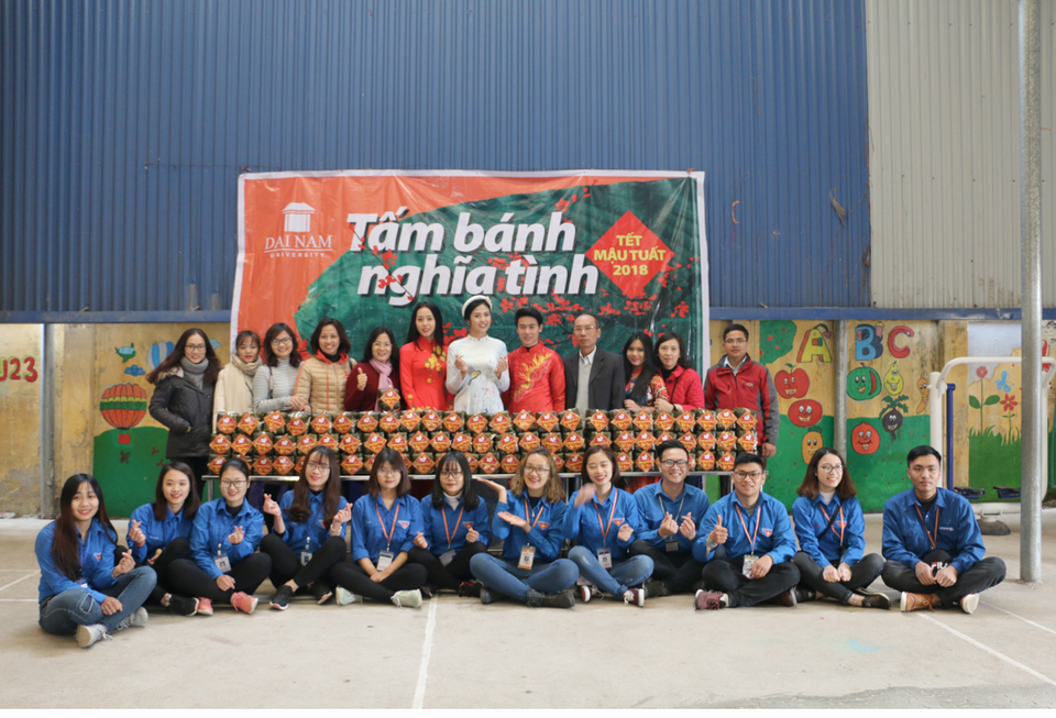 Thầy trò trường ĐH Đại Nam gói gần 2.000 bánh chưng trao tặng người khó khăn - 4 Thầy trò trường ĐH Đại Nam gói gần 2.000 bánh chưng trao tặng người khó khăn - 4