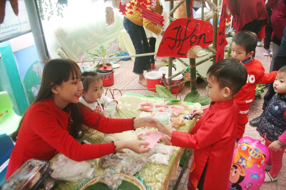 Thú vị phiên “chợ quê ngày Tết” tại trường mầm non - 5 Thú vị phiên “chợ quê ngày Tết” tại trường mầm non - 5