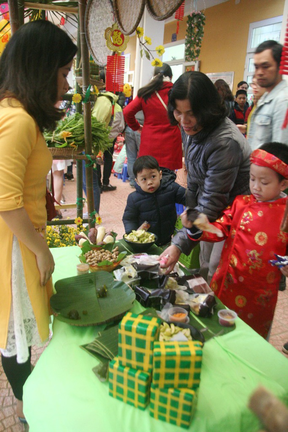 Thú vị phiên “chợ quê ngày Tết” tại trường mầm non - 4 Thú vị phiên “chợ quê ngày Tết” tại trường mầm non - 4