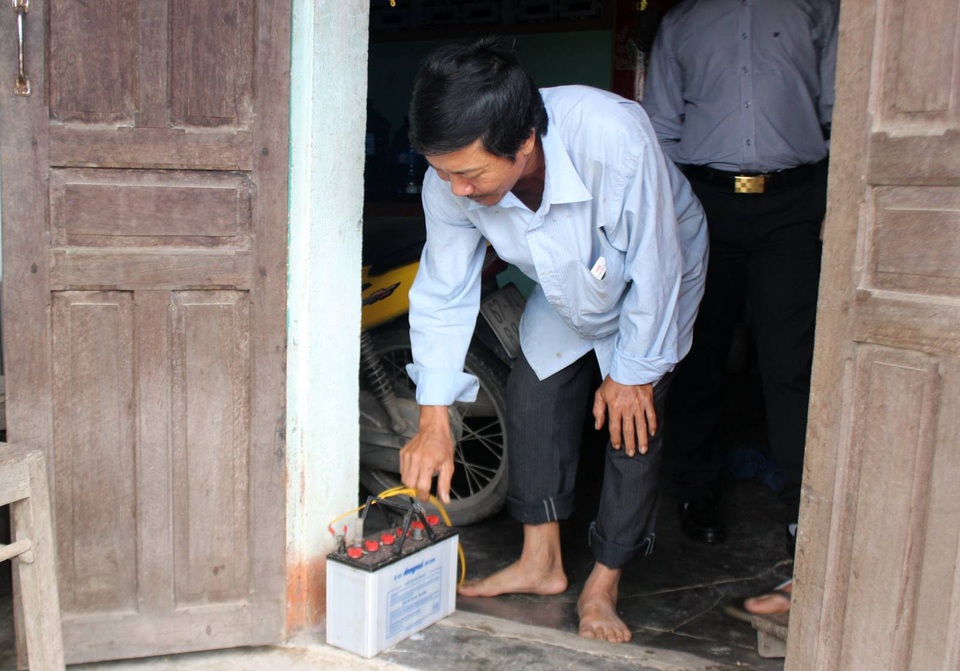 Ngôi làng gần 30 năm không biết đến... điện - 1 Hầu hết người dân ở đây đều dùng bình ắc quy để trữ điện
