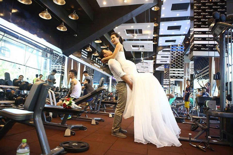 Tình yêu "đậm chất gym" của cô gái vùng cao - 5
Đỗ Ngân nhận xét chồng là mẫu người quan tâm, giúp đỡ người khác nên thời gian đầu cả hai mất khá nhiều thời gian bên nhau rồi mới đi đến tình yêu. Ngày tỏ tình của cặp đôi, Tuấn Kiên đã nghĩ sẽ nghỉ tập nhưng vì tiếng lòng thôi thúc nên đã tới để gặp Ngân.