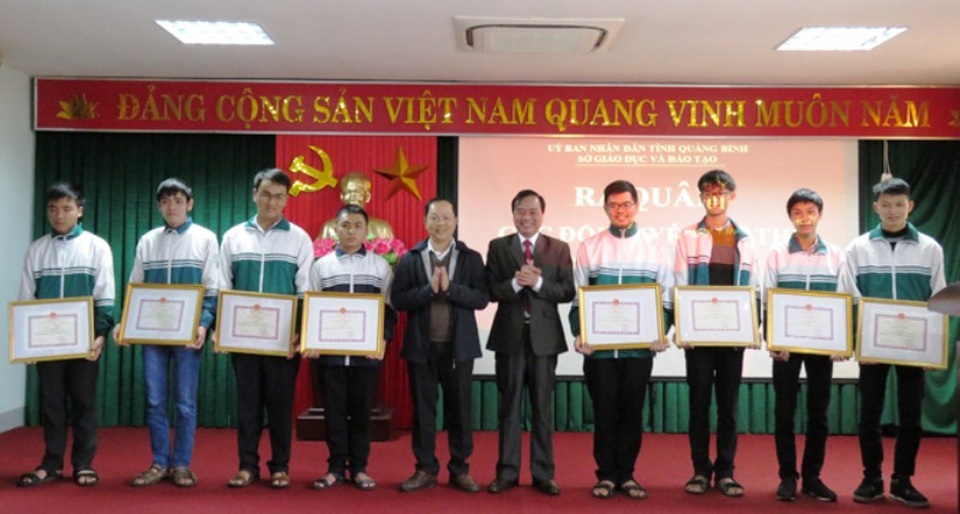Học sinh Trường THPT Chuyên Võ Nguyên Giáp chiếm lĩnh giải trong cuộc thi HSG Quốc gia - 1 Lãnh đạo Sở GD-ĐT Quảng Bình trao thưởng cho các em học sinh đạt giải trong kỳ thi chọn học sinh giỏi (HSG) Quốc gia THPT năm học 2017-2018 (Ảnh: N.H)