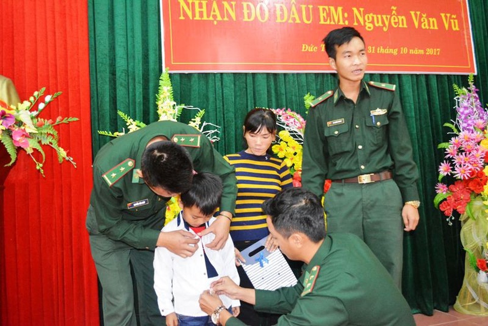 Nuôi ước mơ cho học sinh nghèo vùng biên - 2 Các chiến sỹ Bộ đội Biên phòng Quảng Bình chăm sóc tường tận từ việc ăn mặc đến học hành cũng như mọi sinh hoạt trong cuộc sống