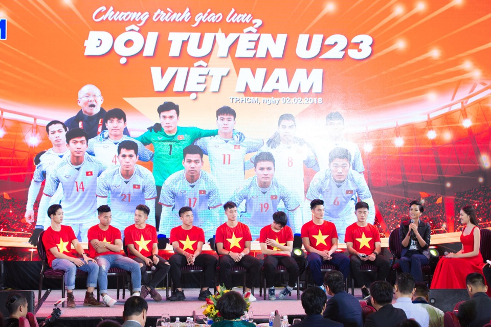 Hoa hậu H’hen Niê "cười tít mắt" khi được gặp gỡ U23 Việt Nam - 4 Lần đầu tiên gặp gỡ các thành viên trong đội tuyển U23 Việt Nam nhưng H’hen Niê luôn cảm thấy sự đồng cảm và hiểu được những điều mà các bạn đã đem tới cho cộng đồng cũng như “sức nặng” của những trách nhiệm đó.