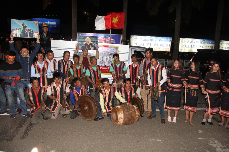 
Bà con đồng bào Jrai mang cồng chiêng ra đón.
