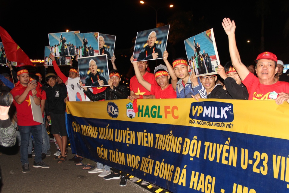 
Hội Cổ động viên HAGL chờ hàng giờ để đón ông Park.
