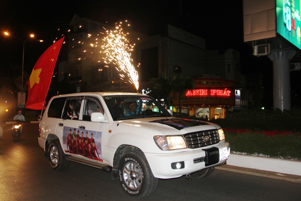 Người dân ăn mừng, đốt pháo hoa, diễu hành trên đường để đón ông Park Hang Seo