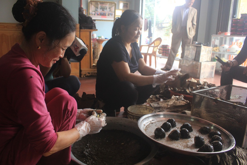 Làng bánh gai nức tiếng xứ Thanh rộn ràng vào Tết - 2 Bánh được nắm thành một khối tròn sau đó cho nhân vào giữa, ve tròn, rắc vừng rồi gói vào lá chuối khô đã làm sạch.