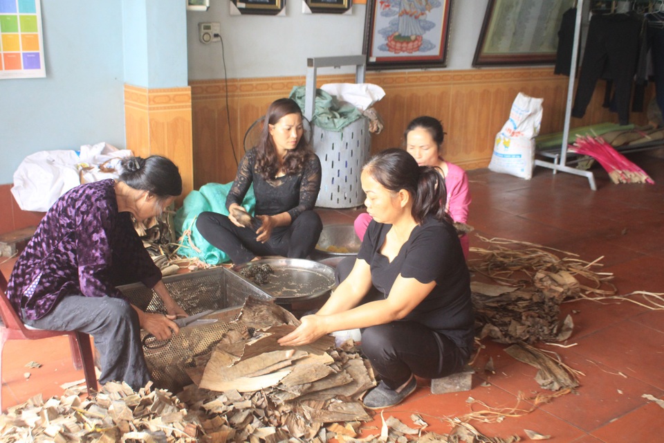 Làng bánh gai nức tiếng xứ Thanh rộn ràng vào Tết - 1 Nhiều gia đình tất bật làm bánh để kịp hàng cho cuối năm