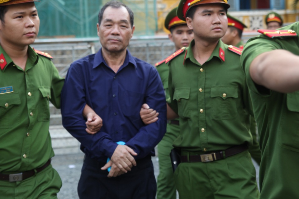 Trầm Bê bật khóc xin giảm nhẹ hình phạt - 1 Trầm Bê xin HĐXX xem xét giảm nhẹ hình phạt.