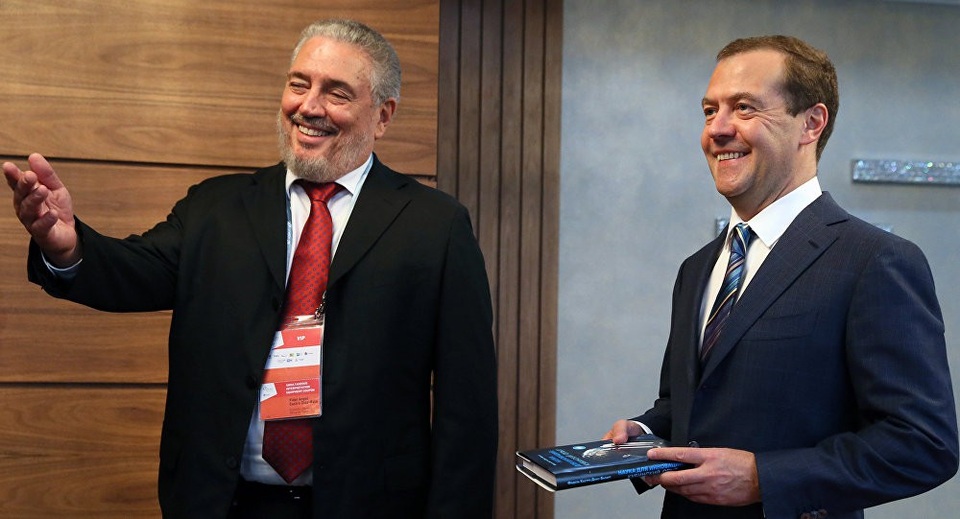 Cuộc đời dành trọn cho khoa học của con trai ông Fidel Castro trước khi tự sát - 3 Ông Castro Diaz-Balart dự hội nghị khoa học ở Moscow cùng Thủ tướng Nga Dmitry Medvedev (Ảnh: Sputnik)