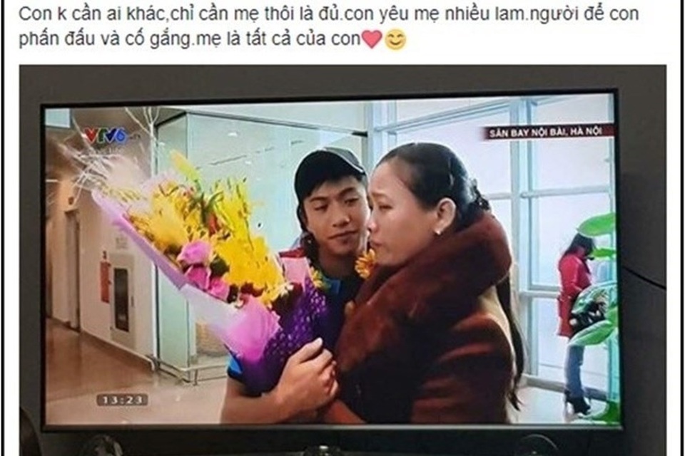 Vinh danh các tuyển thủ U23 Việt Nam: Khoảng lặng phía sau ánh hào quang - 1
Hình ảnh Phan Văn Đức xúc động ôm mẹ tại sân bay Nội Bài. Ảnh: FBNV