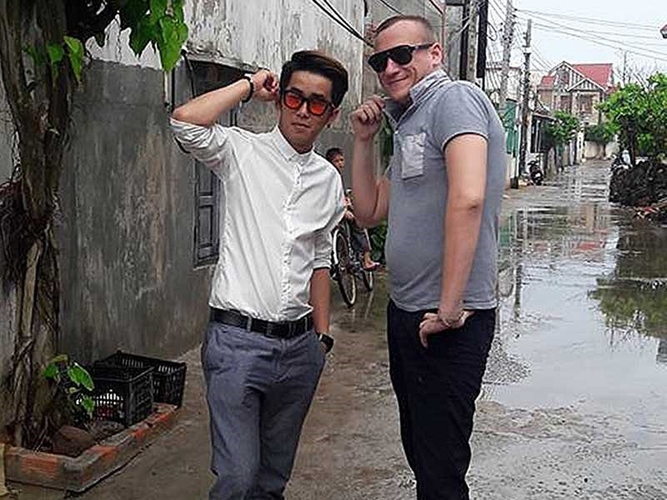 Chuyện lạ về "ngài đánh rơi" ở Phan Thiết - 1 “Ngài đánh rơi” Đỗ Quốc Huynh (trái) bên “người anh em” Vova. Ảnh: P.NAM